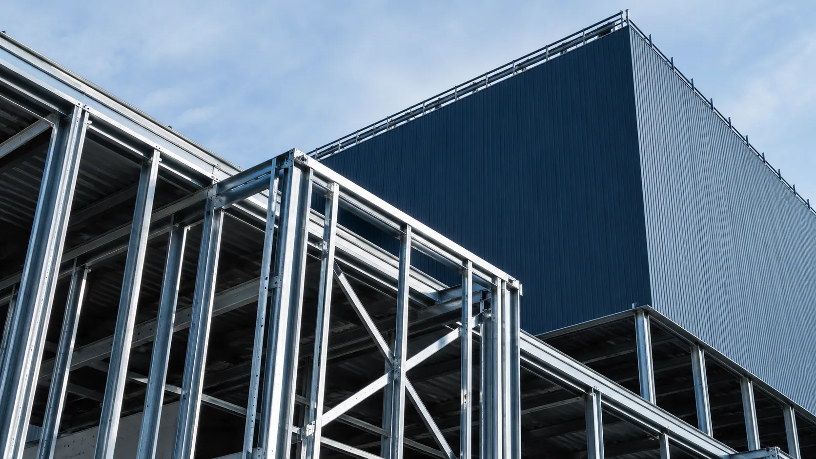 Bardage métallique et ossature de façade sur une structure de bâtiment professionnel
